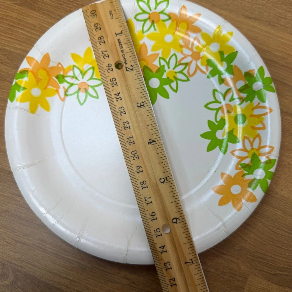 7 Inch Floral Paper Plates White Yellow Orange Green Daisy Pattern Round 16 ct